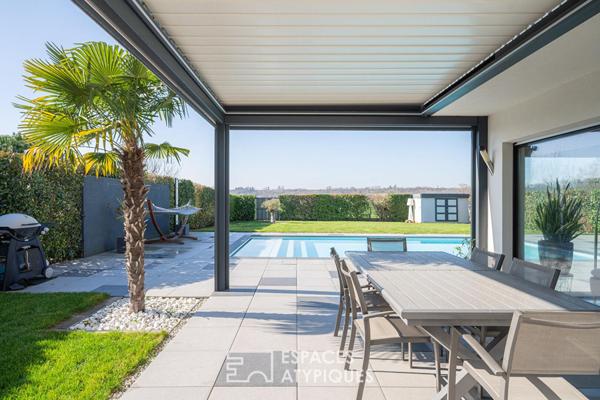 Maison d’architecte contemporaine avec piscine et vue dégagée