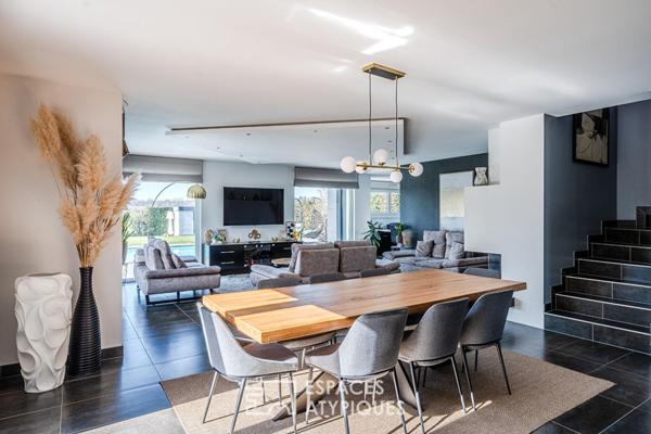 Maison d’architecte contemporaine avec piscine et vue dégagée