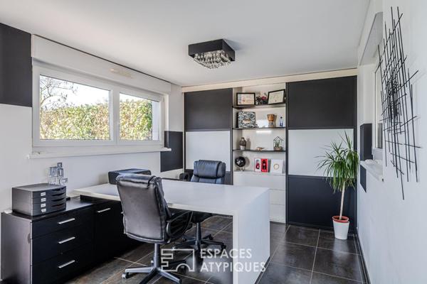 Maison d’architecte contemporaine avec piscine et vue dégagée