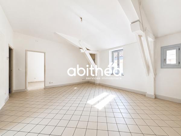 GRAND APPARTEMENT T3 DE 75 M² EN PLEIN COEUR HISTORIQUE AVEC ASCENSEUR