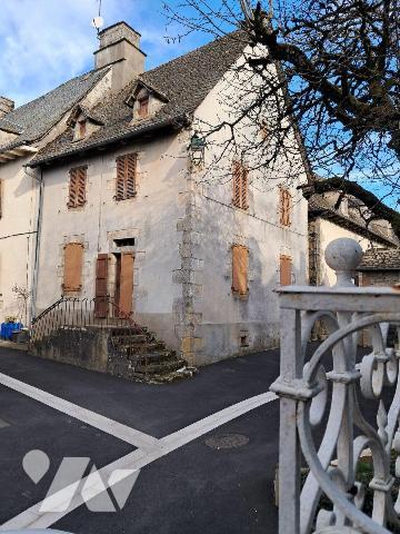 A vendre à Rilhac-Xaintrie, une maison de village à rénover comprenant : 

- Au rez-de-chauss...