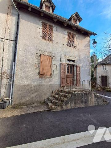 A vendre à Rilhac-Xaintrie, une maison de village à rénover comprenant : 

- Au rez-de-chauss...