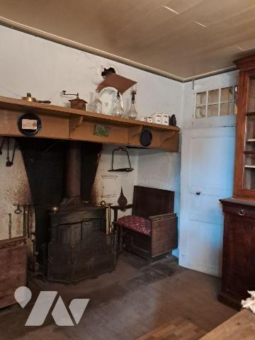 A vendre à Rilhac-Xaintrie, une maison de village à rénover comprenant : 

- Au rez-de-chauss...