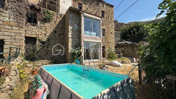 T2 rénové sur deux niveaux à Guargualé 🌿

Situé à Guargualé, village au cœur du maquis, ce T2 sur deux niveaux se trouve dans une maison de village, dans un environnement calme et préservé.

Entièrement rénové, l’appartement dispose de matériaux et d’équipements de qualité. La pièce de vie, lumineuse et agréable, s’organise autour d’un îlot central.

Une baie vitrée apporte une belle luminosité et offre une vue dégagée sur la nature. En contrebas, l’appartement dispose d’une terrasse privative avec piscine hors sol.

La chambre parentale est équipée d’un dressing ainsi que d’une salle de bain originale, qui apporte une vraie personnalité à l’espace.

Sans vis-à-vis et exposé plein sud, le bien profite d’un environnement particulièrement calme et d’une belle luminosité tout au long de la journée.

Un bien agréable et confortable, idéal pour profiter du calme d’un village entouré de nature.

L’appartement est vendu entièrement équipées et aménagées : Climatisations réversibles, cuisines équipées, dressing, volets, terrasse, jardinet et place de stationnement.
Située à 20 minutes des plages de Cupabia et 35 minutes de l’Aéroport d’Ajaccio Napoléon Bonaparte, je vous invite à venir découvrir ce bien, appelez-moi !