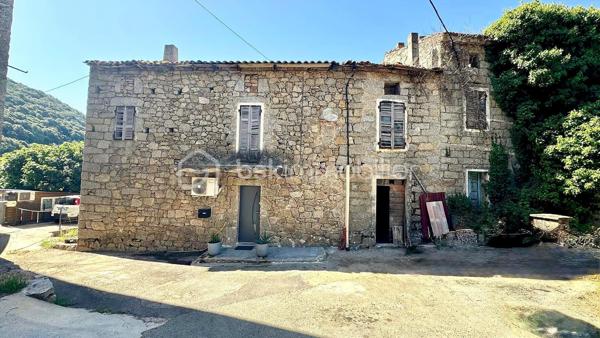 T2 rénové sur deux niveaux à Guargualé 🌿

Situé à Guargualé, village au cœur du maquis, ce T2 sur deux niveaux se trouve dans une maison de village, dans un environnement calme et préservé.

Entièrement rénové, l’appartement dispose de matériaux et d’équipements de qualité. La pièce de vie, lumineuse et agréable, s’organise autour d’un îlot central.

Une baie vitrée apporte une belle luminosité et offre une vue dégagée sur la nature. En contrebas, l’appartement dispose d’une terrasse privative avec piscine hors sol.

La chambre parentale est équipée d’un dressing ainsi que d’une salle de bain originale, qui apporte une vraie personnalité à l’espace.

Sans vis-à-vis et exposé plein sud, le bien profite d’un environnement particulièrement calme et d’une belle luminosité tout au long de la journée.

Un bien agréable et confortable, idéal pour profiter du calme d’un village entouré de nature.

L’appartement est vendu entièrement équipées et aménagées : Climatisations réversibles, cuisines équipées, dressing, volets, terrasse, jardinet et place de stationnement.
Située à 20 minutes des plages de Cupabia et 35 minutes de l’Aéroport d’Ajaccio Napoléon Bonaparte, je vous invite à venir découvrir ce bien, appelez-moi !