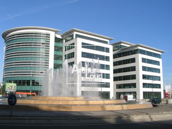 Bureaux à louer à Toulouse - espaces divisibles et cafétéria avec terrasse