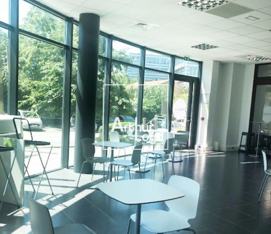 Bureaux à louer à Toulouse - espaces divisibles et cafétéria avec terrasse