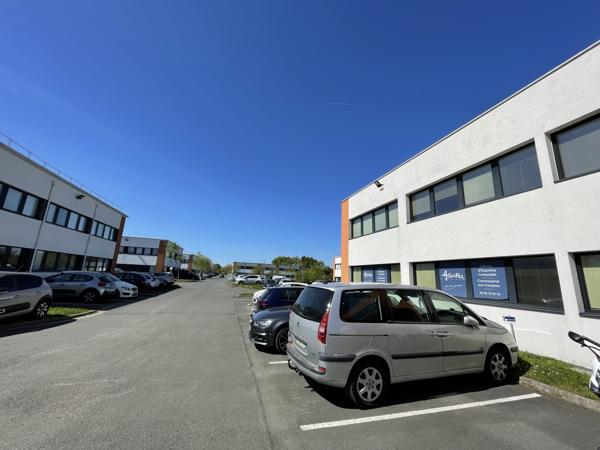 Bureaux à louer à Rezé dans parc sécurisé avec parkings et climatisation