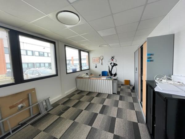 Bureaux à louer à Rezé dans parc sécurisé avec parkings et climatisation