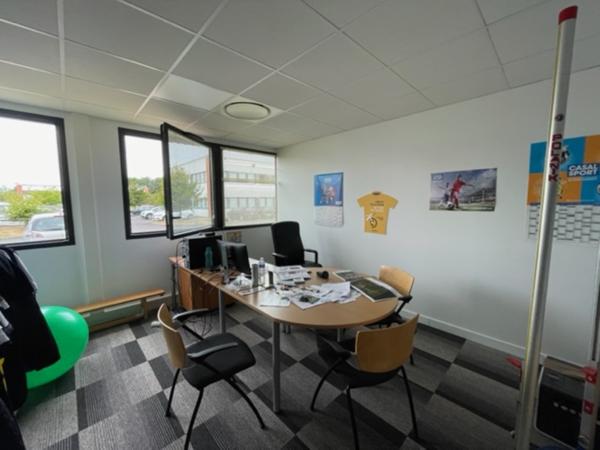 Bureaux à louer à Rezé dans parc sécurisé avec parkings et climatisation