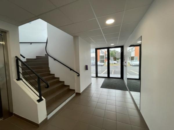 Bureaux à louer à Rezé dans parc sécurisé avec parkings et climatisation