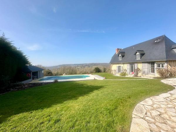 Propriété de 300 m² avec piscine et magnifique vue