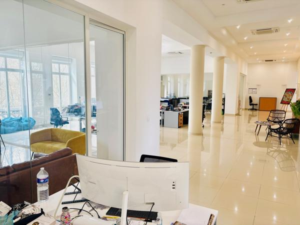 Bureaux à louer à Nîmes terrasse de 200 m² et grande luminosité