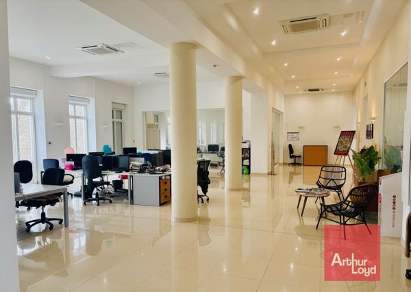 Bureaux à louer à Nîmes terrasse de 200 m² et grande luminosité