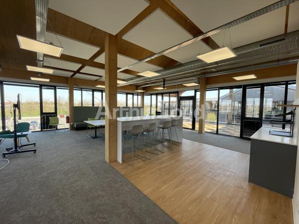 Bureaux à louer à Villeneuve-d'Ascq avec terrasses privatives et parking