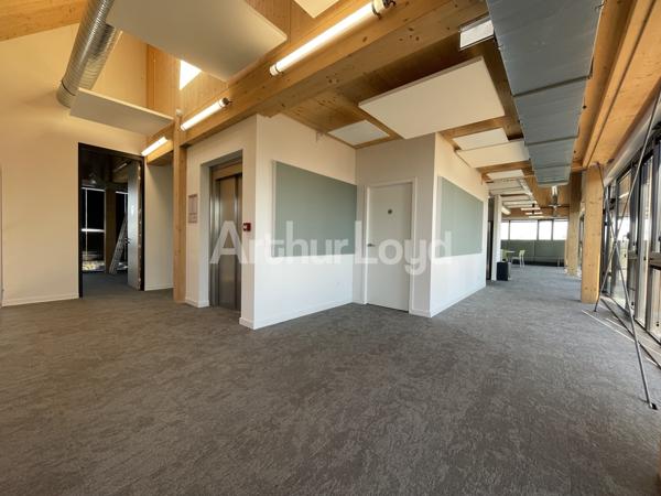 Bureaux à louer à Villeneuve-d'Ascq avec terrasses privatives et parking