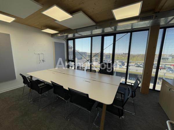 Bureaux à louer à Villeneuve-d'Ascq avec terrasses privatives et parking
