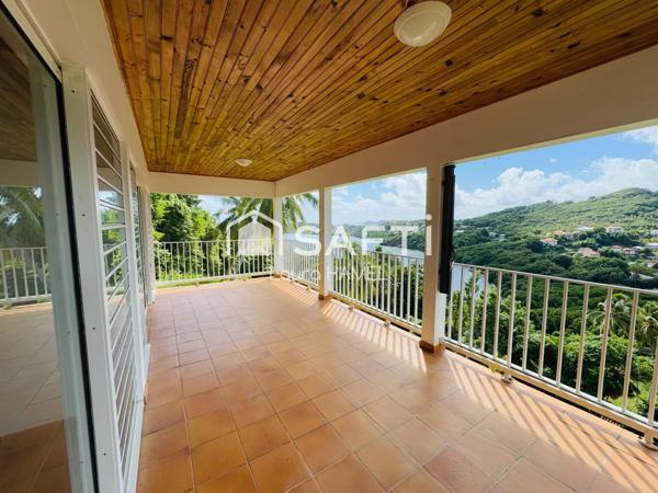 Maison avec une vue panaromique.