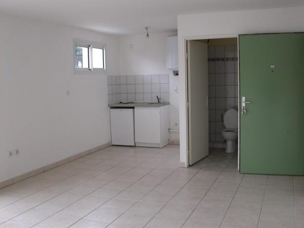 A louer - Studio 20 m² - proche lycée Roland Garros - 425.35 € CC - disponible