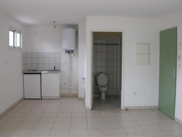A louer - Studio 20 m² - proche lycée Roland Garros - 425.35 € CC - disponible