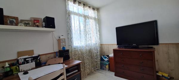 NIMES à vendre T5 de 84 m² 3 chambres, garage, balcon, jardin commun, secteur Croix de Fer.