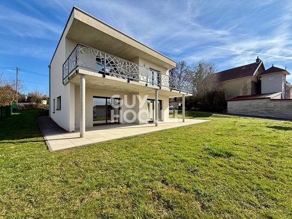 Maison familiale contemporaine avec vue dégagée