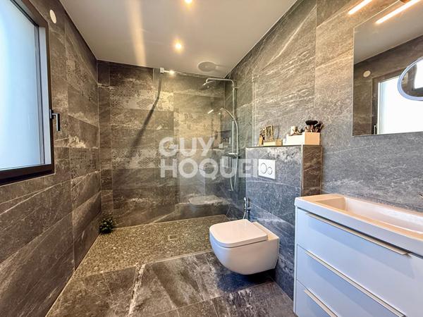 Maison familiale contemporaine avec vue dégagée