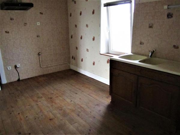 Immeuble de 430 m2 habitables composé de 4 appartements à Vesoul 70000  au prix de 209 000 Euros