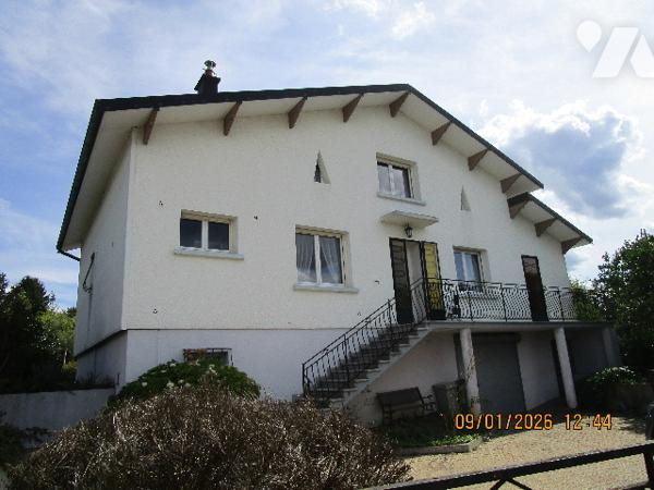 Maison d'habitation sur sous-sol  composée de 9 pièces avec terrain de 14 a env clos et arboré