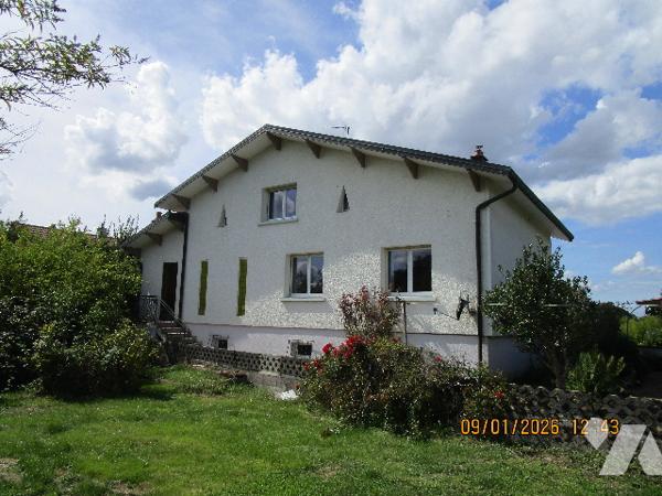 Maison d'habitation sur sous-sol  composée de 9 pièces avec terrain de 14 a env clos et arboré