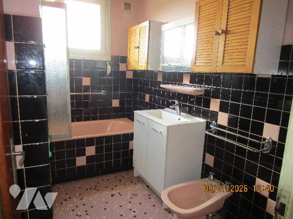 Maison d'habitation sur sous-sol  composée de 9 pièces avec terrain de 14 a env clos et arboré