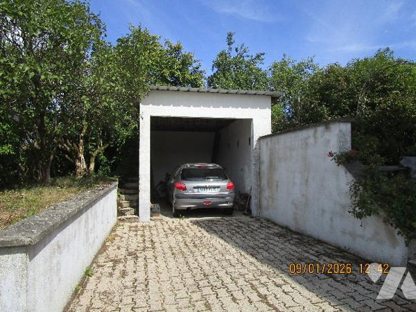 Maison d'habitation sur sous-sol  composée de 9 pièces avec terrain de 14 a env clos et arboré