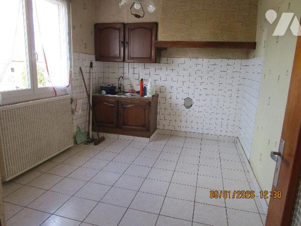 Maison d'habitation sur sous-sol  composée de 9 pièces avec terrain de 14 a env clos et arboré