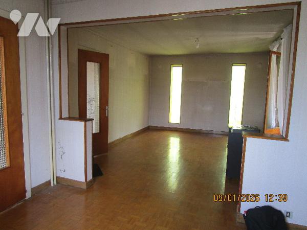 Maison d'habitation sur sous-sol  composée de 9 pièces avec terrain de 14 a env clos et arboré