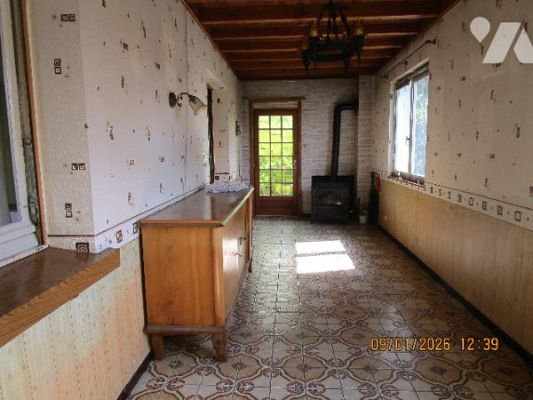 Maison d'habitation sur sous-sol  composée de 9 pièces avec terrain de 14 a env clos et arboré