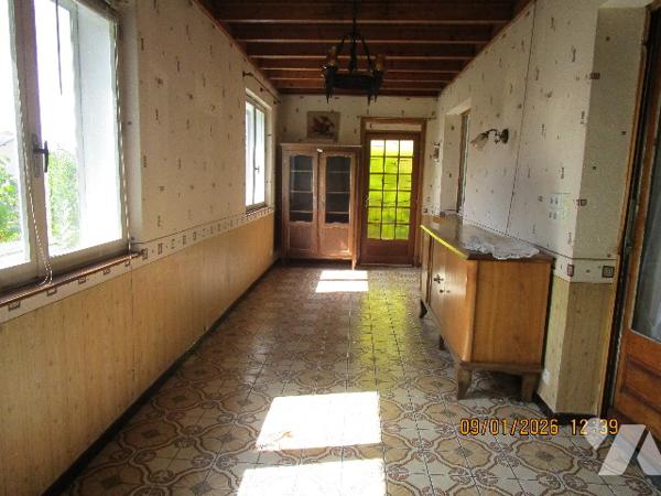 Maison d'habitation sur sous-sol  composée de 9 pièces avec terrain de 14 a env clos et arboré