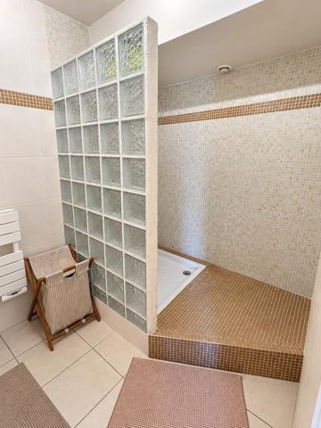 Rez-de-jardin 5 pièces de 179 m² à Marseille 13009, 4 chambres