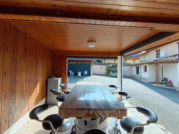 Maison familiale rénovée – 2 garages avec mezzanines et nombreux espaces de rangement