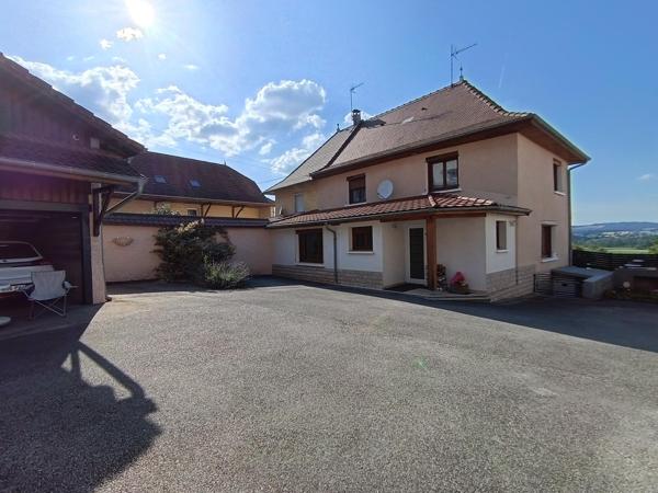 Maison familiale rénovée – 2 garages avec mezzanines et nombreux espaces de rangement