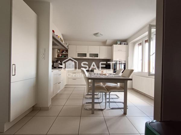 Maison familiale rénovée – 2 garages avec mezzanines et nombreux espaces de rangement