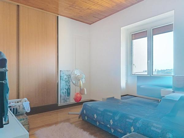 Maison familiale rénovée – 2 garages avec mezzanines et nombreux espaces de rangement