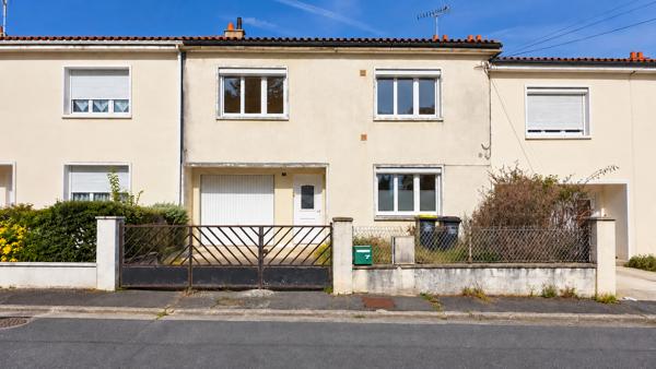ANGOULÊME – QUARTIER BOURGINES : UNE MAISON DE VILLE AVEC JARDIN, GARAGE ET DÉPENDANCE
