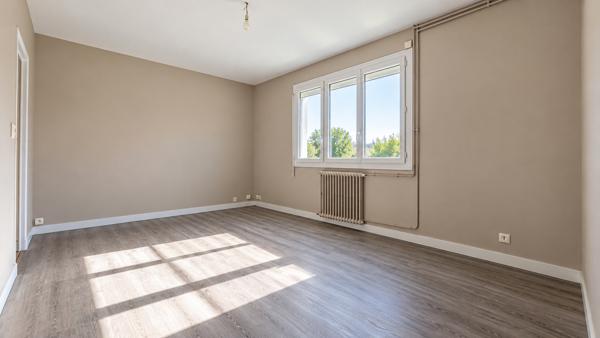 ANGOULÊME – QUARTIER BOURGINES : UNE MAISON DE VILLE AVEC JARDIN, GARAGE ET DÉPENDANCE