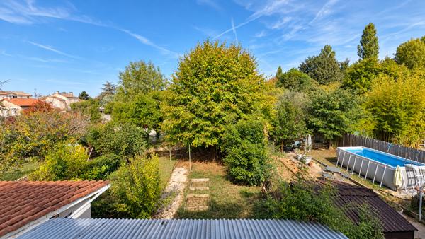 ANGOULÊME – QUARTIER BOURGINES : UNE MAISON DE VILLE AVEC JARDIN, GARAGE ET DÉPENDANCE