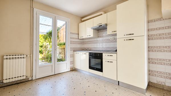 ANGOULÊME – QUARTIER BOURGINES : UNE MAISON DE VILLE AVEC JARDIN, GARAGE ET DÉPENDANCE