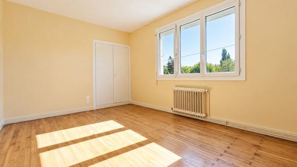 ANGOULÊME – QUARTIER BOURGINES : UNE MAISON DE VILLE AVEC JARDIN, GARAGE ET DÉPENDANCE