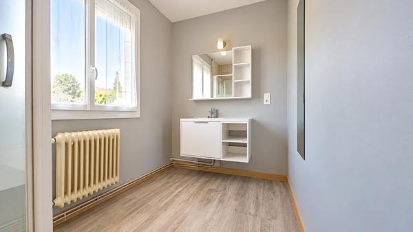 ANGOULÊME – QUARTIER BOURGINES : UNE MAISON DE VILLE AVEC JARDIN, GARAGE ET DÉPENDANCE