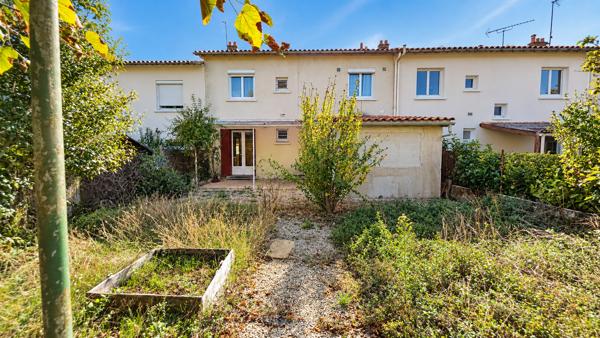 ANGOULÊME – QUARTIER BOURGINES : UNE MAISON DE VILLE AVEC JARDIN, GARAGE ET DÉPENDANCE