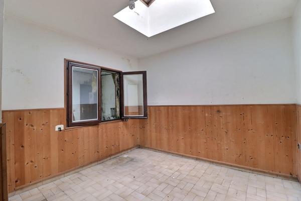 EXCLUSIVITÉ ERA ! BIEN ATYPIQUE À RÉNOVER AVEC FORT POTENTIEL À COLOMBES