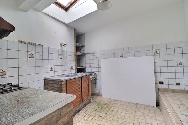 EXCLUSIVITÉ ERA ! BIEN ATYPIQUE À RÉNOVER AVEC FORT POTENTIEL À COLOMBES
